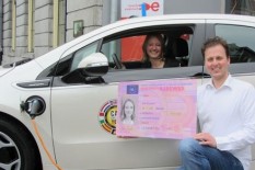 Voor het eerst rijbewijs in elektrische auto gehaald